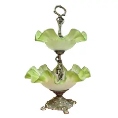 Foto de um(a) Fruteira/Centro de Mesa em bronze e vidro acetinado, da categoria de Fruteiras. Magnífica fruteira/centro de mesa em bronze maciço e vidro acetinado verde. Mede: 30x30x47cm de altura. Vendido no marketplace Trésors.