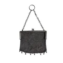 Foto de um(a) Bolsa Malha Prata Portuguesa, da categoria de Arte têxtil. Bolsa de toalete portuguesa em prata contrastada, década de 1920. Corpo em malha de prata artesanal, com delicados pingentes... Vendido no marketplace Trésors.