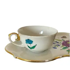 Foto de um(a) Xícara com bandeja, da categoria de Xícaras. Xícara com bandeja em porcelana. *Contém alguns desgastes no filete dourado e um trincado na alça, mas que nem comprometem... Vendido no marketplace Trésors.