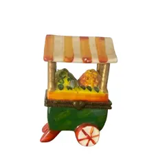 Foto de um(a) Pequena caixa porta comprimido formato carrinho de feira, da categoria de Porta-Jóias. Porta comprimido carrinho de feira Mede: 7,5 x 3,5cm. Vendido no marketplace Trésors.