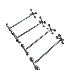 Foto de um(a) Conjunto com 04 descanso de talher em prata, da categoria de Faqueiros / Jogo de talheres. Quatro suportes para talheres em metal espessurado à prata. Tamanho médio. Medidas: 7,5cm. Vendido no marketplace Trésors.
