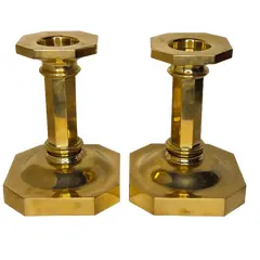 Foto de um(a) Par de Castiçais Dourados, da categoria de Velas e fragrâncias para casa. Ilumine seus momentos especiais com a sofisticação que só o dourado proporciona. Este par de castiçais une um design... Vendido no marketplace Trésors.