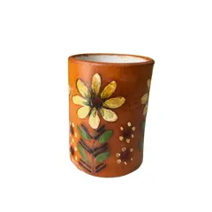 Foto de um(a) ​Copo / vaso em barro esmaltado, da categoria de Copos. Copo/ vaso em barro esmaltado. Marcas do tempo e uso. Medidas: 9x12cm. Vendido no marketplace Trésors.