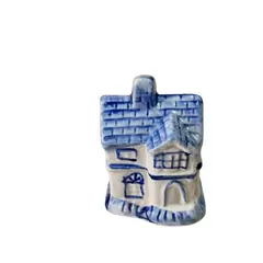 Foto de um(a) ​Enfeite casinha azul e branca em porcelana, da categoria de Objetos decorativos. Casinha em porcelana. Perfeito estado. Medidas: 5x4x6cm. Vendido no marketplace Trésors.