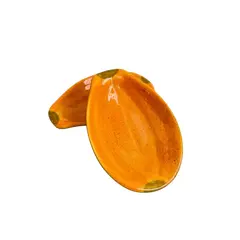 Foto de um(a) ​Petisqueira em cerâmica pintada a mão formato mamão, da categoria de Travessas e tigelas. Petisqueira em cerâmica pintada a mão. Com mínimas marcas de uso. Medidas: 17x12cm cada1 UNIDADE. Vendido no marketplace Trésors.