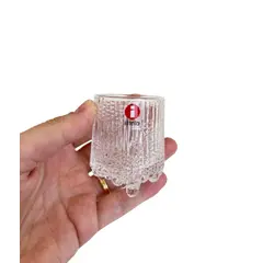 Foto de um(a) ​Raríssimos copos de dose da marca finlandesa Iittala, da categoria de Copos. Raríssimos copos de dose da marca finlandesa Iittala, em vidro. Perfeito estado. Medidas: 6x4cm cada *SEIS UNIDADES... Vendido no marketplace Trésors.