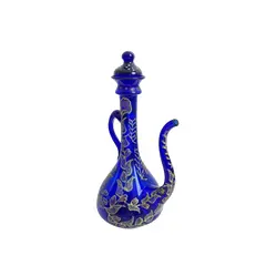 Foto de um(a) ​Jarra oriental em vidro azul, da categoria de Garrafas, potes e jarros. Jarra oriental em vidro azul, pintada a mão. Mínimas marcas do tempo e uso. Medidas: 25x11cm. Vendido no marketplace Trésors.