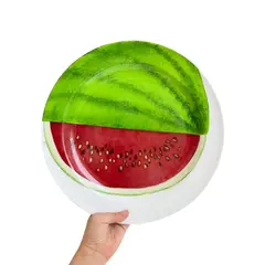 Foto de um(a) ​Grande prato em porcelana pintada a mão e assinado, da categoria de Pratos Decorativos. Grande prato em porcelana pintada a mão e assinado. Leves marcas do tempo e uso. Medidas: 33cm diâmetro. Vendido no marketplace Trésors.