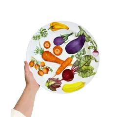 Foto de um(a) ​Grande prato em porcelana pintada a mão e assinado, da categoria de Pratos Decorativos. Grande prato em porcelana pintada a mão e assinado. Leves marcas do tempo e uso. Medidas: 33cm diâmetro. Vendido no marketplace Trésors.