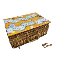 Foto de um(a) ​ Grade caixa em material natural com tampa em porcelana pintada a mão, assinada, da categoria de Cestos e Caixas. Grade caixa em material natural com tampa em porcelana pintada a mão, assinada. O material que segura os fechos está... Vendido no marketplace Trésors.