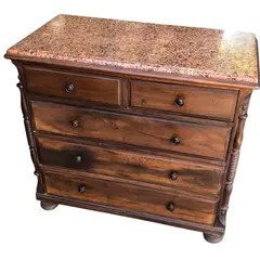 Foto de um(a) Cômoda Antiga em Madeira Maciça com Tampo em Mármore, da categoria de Cômodas e Sapateira. Móvel sensacional que une a nobreza da marcenaria clássica à elegância da pedra natural. Vendido no marketplace Trésors.