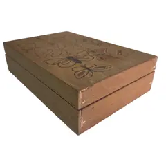 Foto de um(a) Caixa para Joias em Madeira com Estampa de Borboletas, da categoria de Porta-Jóias. Organize suas joias com praticidade nesta linda caixa de madeira. A tampa decorada com borboletas confere um visual alegre e... Vendido no marketplace Trésors.