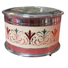 Foto de um(a) Caixa de Música, da categoria de Cestos e Caixas. Uma joia para os olhos e ouvidos. Esta caixa de música apresenta um trabalho primoroso de gravação floral, onde cada pétala... Vendido no marketplace Trésors.