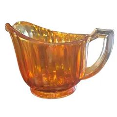 Foto de um(a) Cremeira Carnival Glass Vintage, da categoria de Cremeiras. Adicione um toque de sofisticação e nostalgia ao seu café da tarde. Esta cremeira em estilo Carnival Glass é uma peça que... Vendido no marketplace Trésors.