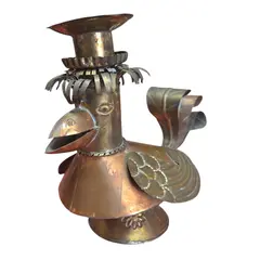 Foto de um(a) Castiçal Vintage em Latão, da categoria de Castiçais. Peça decorativa única e cheia de estilo, este Castiçal Vintage em Latão. Vendido no marketplace Trésors.