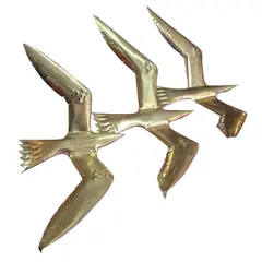 Foto de um(a) Trio de Arandelas Art Déco Gaivotas em Voo, da categoria de Arandelas. Maior 42 X 79 X 22 Altura Média 63 X 34 X 21 Altura Menor 49 X 25 X 16 Altura Resgate a elegância com este trio de... Vendido no marketplace Trésors.