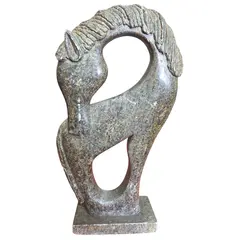 Foto de um(a) Coração da Terra: Cavalo Esculpido em Pedra-Sabão Natural, da categoria de Escultura. Esta peça é uma celebração do artesanato autêntico. Esculpida em pedra-sabão, a escultura destaca-se pela sua textura... Vendido no marketplace Trésors.