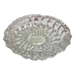 Foto de um(a) Cinzeiro Cristal Margot, da categoria de Cinzeiros. O ápice da elegância funcional. Este cinzeiro é esculpido em cristal de alta transparência, apresentando lapidações... Vendido no marketplace Trésors.