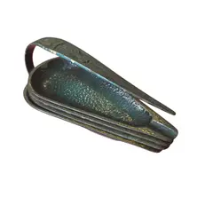 Foto de um(a) Cinzeiro Israelense em Relevo, da categoria de Cinzeiros. Uma peça que é pura história. Este cinzeiro traz gravuras detalhadas em alto-relevo que homenageiam os marcos históricos de... Vendido no marketplace Trésors.