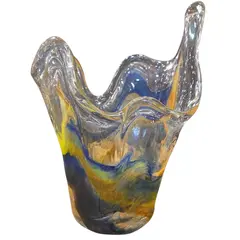 Foto de um(a) Vaso Murano Colorido, da categoria de Vasos. Cada curva deste vaso conta uma história de fogo e sopro. Vendido no marketplace Trésors.