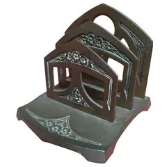 Foto de um(a) Porta Cartas Centenário, da categoria de Suportes decorativos. Celebrando um século de tradição, este porta cartas é fabricado em metal nobre com acabamento em bronze envelhecido.... Vendido no marketplace Trésors.