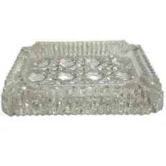 Foto de um(a) Cinzeiro Cristal Ruby, da categoria de Cinzeiros. O ápice da elegância funcional. Este cinzeiro é esculpido em cristal de alta transparência, apresentando lapidações... Vendido no marketplace Trésors.