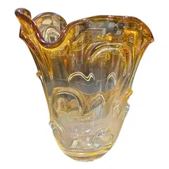 Foto de um(a) Vaso Murano Dourado, da categoria de Vasos. Cada curva deste vaso conta uma história de fogo e sopro. Feito artesanalmente, este Murano carrega a alma da tradição... Vendido no marketplace Trésors.