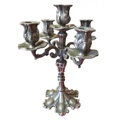 Foto de um(a) Candelabro em prata 90, da categoria de Castiçais. Eleve o nível das suas recepções com este magnífico candelabro em Prata 90. Com um banho de alta espessura e qualidade... Vendido no marketplace Trésors.