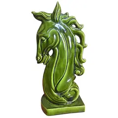 Foto de um(a) Escultura Contemporânea de Cavalo em Porcelana, da categoria de Escultura. Uma interpretação moderna que explora o contraste entre a força do animal e a fragilidade da cerâmica fina. Esta escultura... Vendido no marketplace Trésors.