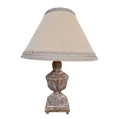 Foto de um(a) Abajur Barroco em Madeira Entalhada à Mão, da categoria de Abajures. Dois lindos abajures barrocos disponíveis. Peça que unem a robustez da madeira nobre à delicadeza do entalhe artesanal,... Vendido no marketplace Trésors.