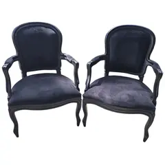 Foto de um(a) Par de Poltronas Luís XV, da categoria de Poltronas. Lindo par de poltronas clássicas em estilo Luis XV, com estrutura em madeira trabalhada e entalhes manuais. Peças autênticas... Vendido no marketplace Trésors.