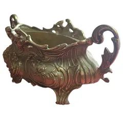 Foto de um(a) Centro de Mesa em Bronze Maciço, da categoria de Centro de mesa. Eleve o nível da sua decoração com este imponente centro de mesa em bronze maciço. Com acabamento refinado e peso... Vendido no marketplace Trésors.