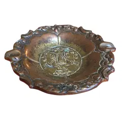 Foto de um(a) Cinzeiro em Cobre Maciço, da categoria de Cinzeiros. Destaque a sofisticação do metal puro em sua decoração. Este cinzeiro é confeccionado em cobre maciço de alta qualidade,... Vendido no marketplace Trésors.