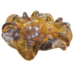 Foto de um(a) Cinzeiro em Murano, da categoria de Cinzeiros. Adicione um toque de cor e brilho ao seu décor com este cinzeiro em Cristal Murano. Com seu design robusto e lapidação... Vendido no marketplace Trésors.