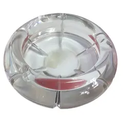 Foto de um(a) Cinzeiro Cristal Esfera, da categoria de Cinzeiros. O ápice da elegância funcional. Este cinzeiro é esculpido em cristal de alta transparência, apresentando lapidações... Vendido no marketplace Trésors.