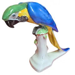 Foto de um(a) Escultura Arara Azul em Porcelana Fina – Pintada à Mão, da categoria de Objetos decorativos. Belíssima escultura em porcelana de alta qualidade, representando a majestosa Arara-Azul com detalhes realistas. Peça com... Vendido no marketplace Trésors.