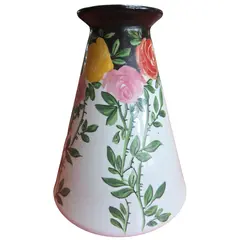 Foto de um(a) Vaso em Cerâmica Weiss - Pintura Floral Manual - Mogi das Cruzes, da categoria de Vasos. Vaso decorativo em cerâmica esmaltada da tradicional marca brasileira Weiss, fabricado em Mogi das Cruzes (SP). A peça... Vendido no marketplace Trésors.