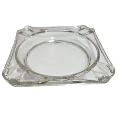 Foto de um(a) Cinzeiro Vidro Vintage, da categoria de Cinzeiros. Feito para o movimento. Este cinzeiro de vidro temperado foi projetado para aguentar o ritmo do dia a dia. Com bordas... Vendido no marketplace Trésors.