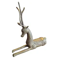 Foto de um(a) Cervo Majestoso em Bronze, da categoria de Escultura. Esta escultura captura a essência da vida selvagem com um realismo impressionante. Fundida em bronze de alta qualidade, a... Vendido no marketplace Trésors.