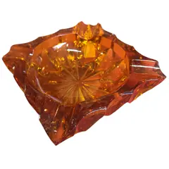 Foto de um(a) Cinzeiro Vintage em Vidro Âmbar, da categoria de Cinzeiros. Cinzeiro funcional e elegante, produzido em vidro translúcido na cor âmbar. Perfeito para quem busca durabilidade sem abrir... Vendido no marketplace Trésors.