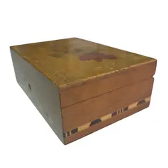 Foto de um(a) Porta-Joias Luxo em Marchetaria – Detalhe Floral de Rosas na Tampa, da categoria de Porta-Jóias. Com a beleza clássica da marcenaria tradicional, este porta-joias destaca-se pela sua tampa ricamente trabalhada em... Vendido no marketplace Trésors.