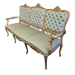 Foto de um(a) Magnífico Sofá Luís XV – Madeira Nobre com Entalhes Florais e Ouro, da categoria de Sofás. Uma verdadeira obra de arte para o seu ambiente. Este sofá clássico estilo Luís XV exala elegância com suas linhas fluidas e... Vendido no marketplace Trésors.