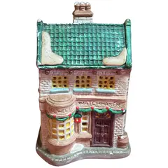Foto de um(a) Miniatura Geo Weeton Watchmaker - Dickens Village Dept 56, da categoria de Outros colecionáveis. Leve o encanto da era vitoriana para sua coleção com esta peça clássica da Department 56. Parte da prestigiada Heritage... Vendido no marketplace Trésors.