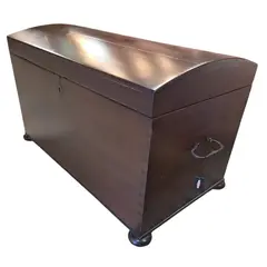 Foto de um(a) Baú Organizador de Imbuia – Sofisticação e História no seu Quarto, da categoria de Baús. Uma peça imponente que atravessa gerações. Este baú é confeccionado em imbuia maciça, uma das madeiras mais raras e nobres... Vendido no marketplace Trésors.