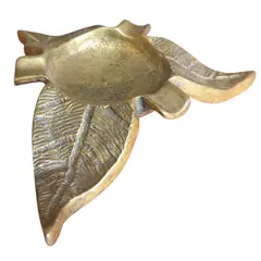 Foto de um(a) Cinzeiro Escultural em Bronze Maciço – Formato Flor em Pétalas, da categoria de Cinzeiros. Uma verdadeira joia para a sua mesa. Este cinzeiro em formato de flor é fundido em bronze maciço, apresentando um peso... Vendido no marketplace Trésors.