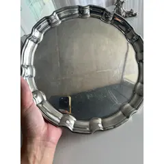 Foto de um(a) Bandeja Sheffield Plate - clássica inglesa, da categoria de Bandejas. Bandeja em Sheffield Plate, com borda recortada e ondulação tradicional — desenho atemporal que atravessa décadas sem perder... Vendido no marketplace Trésors.