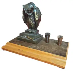 Foto de um(a) Tinteiro Monumental: A Coruja de Bronze, da categoria de Organizadores. Este tinteiro é um objeto de escrita clássico que remete à sofisticação das antigas bibliotecas e salas de estratégia. A... Vendido no marketplace Trésors.