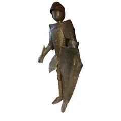 Foto de um(a) Armadura Medieval em Tamanho Real – Latão Envelhecido com Escudo e Elmo Articulado, da categoria de Armas e armaduras. Transforme qualquer ambiente em um verdadeiro cenário histórico com esta magnífica armadura em tamanho real. Confeccionada... Vendido no marketplace Trésors.