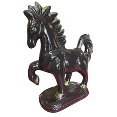 Foto de um(a) Corcel Imperial: Porcelana Vitrificada de Alto Padrão, da categoria de Escultura. Uma peça statement que exala força e mistério. Esta escultura de cavalo é produzida em porcelana de alta densidade. O efeito... Vendido no marketplace Trésors.