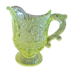 Foto de um(a) Cremeira Antiga em Uralina, da categoria de Cremeiras. Peça indispensável para colecionadores de vidros antigos e curiosidades históricas. Esta cremeira é fabricada em Uralina... Vendido no marketplace Trésors.